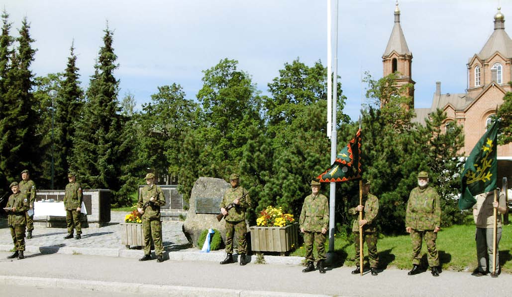 TAPAHTUMAKUVAUS Vaasan kesäpäivien päätapahtuma Jääkärikivellä 30.07.2004. Juhlapuhetta pitämässä (vas.