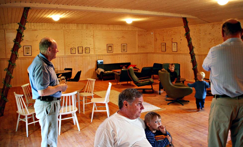TAPAHTUMAKUVAUS Valtuuskunnan puheenjohtajaa eversti Esa Pulkkista tervehtivät aamutuimaan 18.06.2005 Santahaminassa iloiset ilmeet kiltalaisten kasvoilla.
