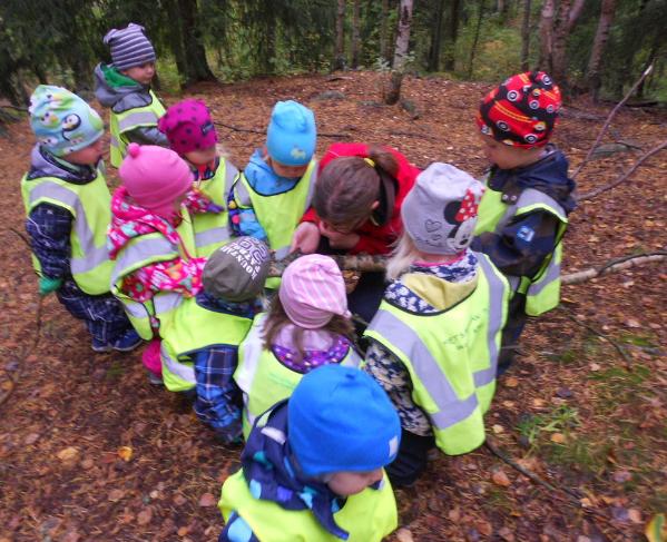 Varhaiskasvatuksen suunnitteleminen Aikuinen on herkkänä havainnoimassa päivän eri tilanteita. Jokaiselle lapselle annetaan aikaa löytää oma paikkansa ryhmässä.