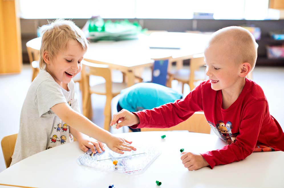 Kaksikielinen esiopetus Kaksikielisen esiopetuksen tavoitteena on hyödyntää lasten varhaisen kielenoppimisen herkkyyskautta tarjoamalla tavanomaista esiopetusta monipuolisempaa kielikasvatusta.