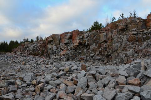 5.2. Kivikot ja louhikot Alueelle jätetään karkeammasta kivimateriaalista erilaisia louhikoita, kivikoita ja lohkareikkoja muistuttavia elinympäristöjä, eräänlaisia keinotekoisia pirunpeltoja.
