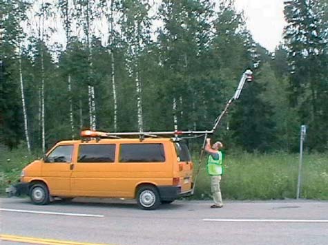 Kuntotiedon käyttö tie- ja katuverkon ylläpidon päätöksenteossa 37 KUNTOMITTAUKSET Kuva 8. Tieliikelaitoksen automaattinen vauriomittauslaitteisto (Äijö 2004).