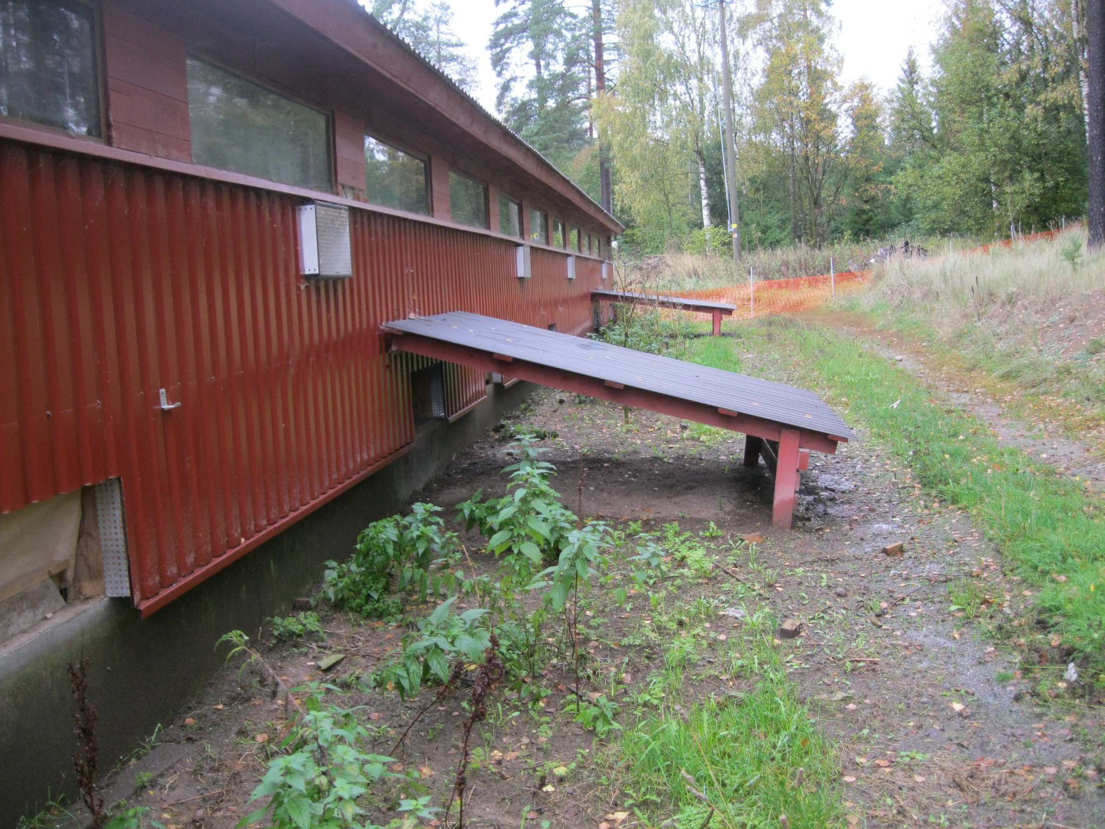 Mikäli liikkuminen ulko-ja sisätiloihin tapahtuu terassirakennelmien kautta, voidaan ulosmeno- ja