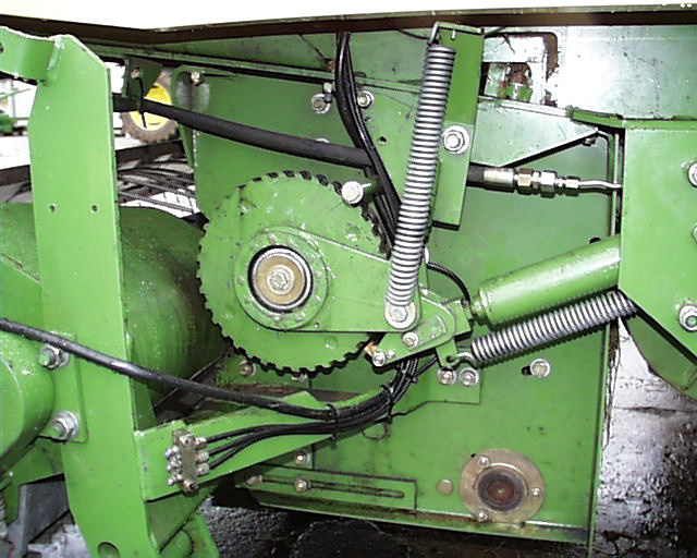 Työskentely 4.6 Sullojan peruutus Mahdollinen tukos voidaan poistaa koneesta hydraulisesti toimivan sullojan peruutuksen avulla. Sullojan peruutusta hallitaan koneen vasemmalta sivulta.
