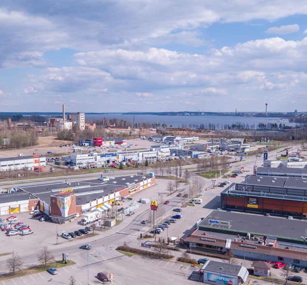 Kilpailualueen tehdasalue rajoittuu pohjoispuolella Niemenrannan asuinalueeseen. Tehdasalueelta on suora näkymä Näsijärven yli kohti kaupungin keskustaa.