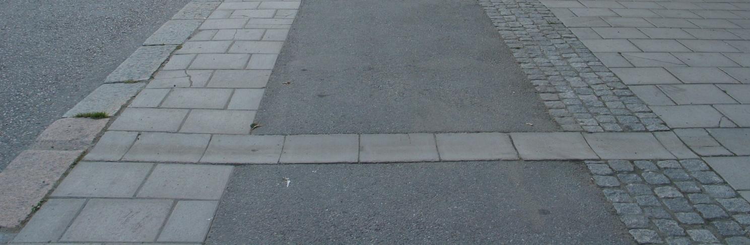 Kuva 8. Pyöräliikenteen ja jalankulun erottelulla mahdollistetaan molemmille käyttäjäryhmille tarkoituksenmukaiset rakenteelliset järjestelyt.
