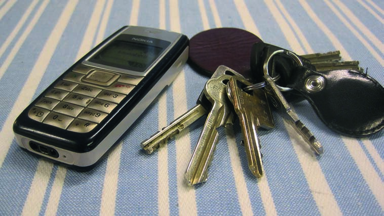 4.3 Matkapuhelin avaimena Kotihoito voi käyttää joissain tapauksissa myös matkapuhelinta avaimena. Mitä tämä tarkoittaa?