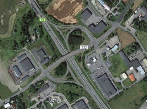 56 Kuva 28. Esimerkki neliramppisesta eritasoliittymästä: teiden 11 ja 2551 välinen liittymä (Google Maps). Puolineliapilaliittymät Puolineliapilaliittymien lukumäärä tutkimuksessa oli 11.