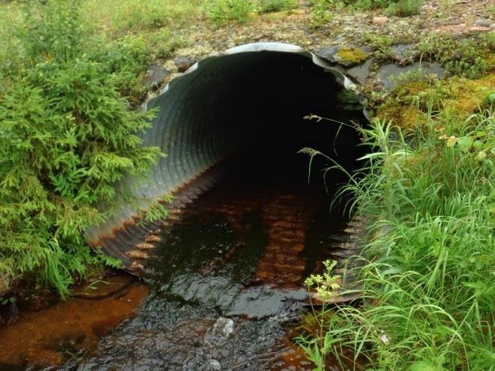 Kuva 7. Täydellinen este sekä ylös- että alaspäin vaellukselle (tukkeuma rakenteen suulla). Kuva 8. Ajoittainen este vaellukselle (veden vähyys).