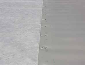 KÖSTER TPO päällyste on kiinnitetty mekaanisesti levyankkureilla. Levyankkurit on asennettu turvallisesti kiinni eristyksen läpi alusrakenteeseen (esim.betonikanteen).
