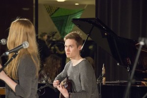 musiikin konsertti, jossa oppilaiden esityksissä mentiin vauhdilla vanhoista kansanlauluista nykypäivän rokkiin. Teemaviikko kului siis suomalaisen musiikin pauhatessa pitkin viikkoa areenalla.