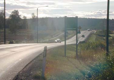 18 Muuttuvien opasteiden vaikutukset kiinteiden liikennemerkkien havaitsemiseen TUTKIMUSMENETELMÄ Kuva 4. Haastattelujärjestelyt valtatiellä 1.
