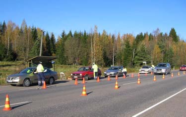 Muuttuvien opasteiden vaikutukset kiinteiden liikennemerkkien havaitsemiseen 19 TUTKIMUSMENETELMÄ Valtatiellä 2 haastattelut tehtiin bussipysäkillä, joka on Nummelan eteläpuolella noin kaksi