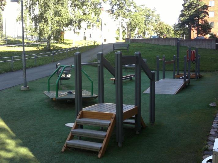 Kuva 3. Toimintavälineet: kiipeilypyramidi, volttikone ja karuselli Kuva 4.