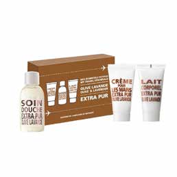 KYLPYHUONE TOILETTILAUKKU & MATKASETTI Tilava canvas- toilettilaukku. Matkasetissä on suihkugeeli (50 ml), vartalovoide (30ml) ja käsirasva (30 ml.