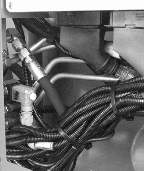 Huolto 9.6 Oma hydrauliikka Yleistä Oman hydrauliikan pumppua käytetään suoraan voimanottoakselilta vaihteiston avulla. Oman hydrauliikan hydraulisuodatin sijaitsee koneessa etuvasemmalla.
