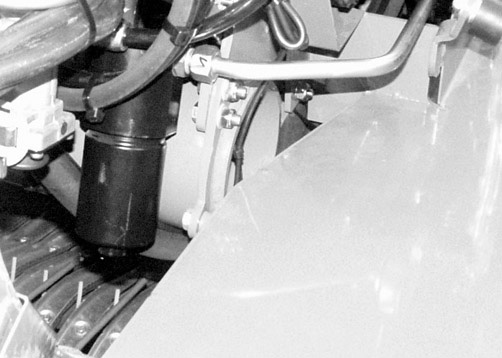 Huolto 9.6.3 Hydraulisäiliö Tarkista hydrauliöljyn määrä hydrauliöljyn ollessa lämpimässä käyttötilassa.