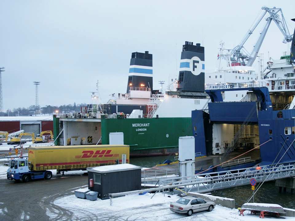 Merenkulku Itämerellä ja globaalisti uusien haasteiden edessä Elinkeinoelämän rakennemuutos Suomessa, muuttuvat kuljetustarpeet Globaalin talouden painopisteiden muutokset Uudet kuljetusreitit