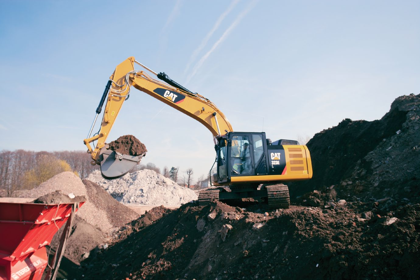Puomiyhdistelmä Tehty kovaan kuormitukseen ja pitkäkestoiseen käyttöön Puomit ja kaivuvarret 323E-kaivukoneeseen on saatavana valikoima puomeja ja kaivuvarsia.