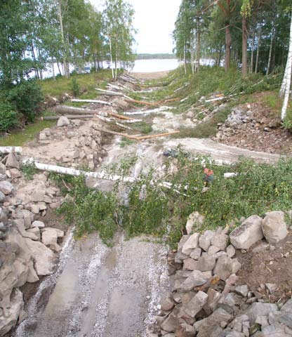 Kuvat 4 ja 5. Vasen kuva. Kanavan pohja oli paikoitellen varsin ahdas työkoneille. Taustalla näkyy kanavan lounaispään patovalli ja Telalahti. Kuvaussuunta: NE-SW. WP/Museovirasto. Oikea kuva.