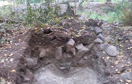 5.2 Koekuoppa 1 Vuonna 2005 osuttiin kaivinkoneella vahingossa vanhoissa piirustuksissakin näkyvään (ks. kuva 2, leikkaus 2) kivirakenteeseen kanavan kaakkoislaidalla (Perttola & Rosendahl 2005: 27).