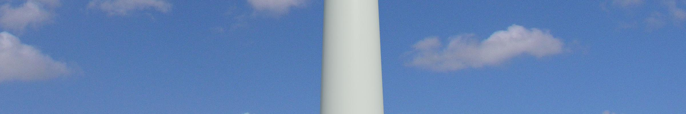 34 Kuva 7 Tuulivoimalan rakenne. Kuvasovite Pöyry, Jarkko Männistö. 3.2.2 Tuulivoima maailmalla Kesäkuussa 2011 tuulivoiman maailmanlaajuinen tuotantokapasiteetti ylitti 215 000 MW rajan.