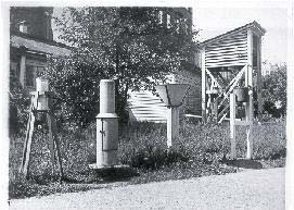 Kuva 3.2 Vasemmalla Helsingin Kaisaniemen mittausasema vuonna 1950 Ilmatieteen keskuslaitoksen yhteydessä. Oikealla mittausasema Kaisaniemen kasvitieteellisessä puutarhassa vuonna 2006.