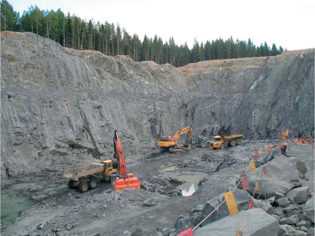 1. TIIVISTELMÄ Johdanto Polar Mining Oy selvittää kaivostoiminnan aloittamista Kuusamon Juomasuon, Hangaslammen, Pohjasvaaran sekä Meurastuksenahon ja Sivakkaharjun kultaesiintymien alueilla.