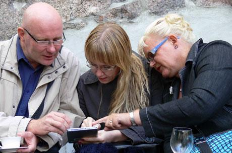 Pauli Assinen, Anni Träff ja Elisa Hyytiäinen tutkivat yhdessä e-lukulaitetta Elojuhlissa elokuussa 2010. Pälvi Kaiponen ei kuvitellut nousevansa keskustakampuksen kirjaston johtoon.