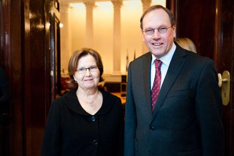 Kaisa Sinikara ja Hans Geleijnse (LIBERin presidentti 2010/6 saakka). Geleijnse vaikutti kirjaston kehittämiseen kansainvälisten arviointipaneelien jäsenenä.