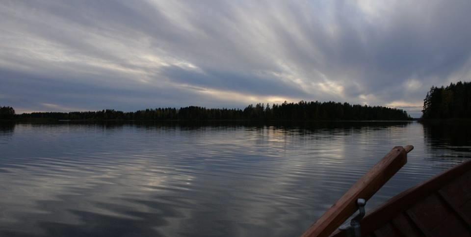 Esimerkki 1 jokamiehenoikeudet ja luonnonympäristöt Soutelu- ja tähtientarkkailuretki hämärtyvälle Kallavedelle.