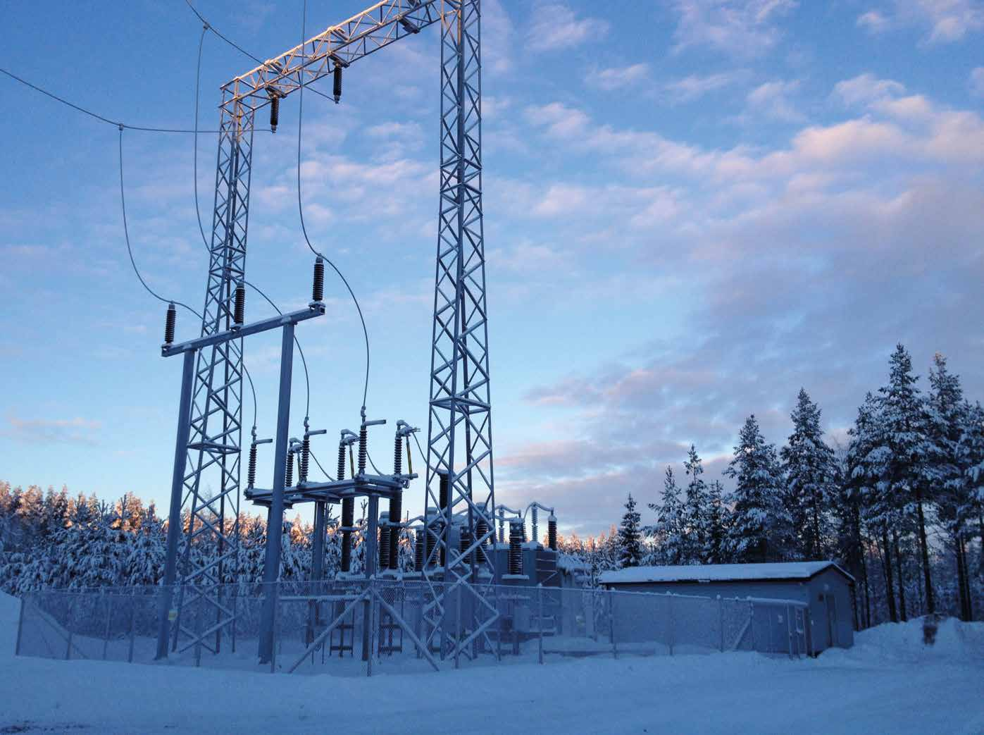 Kuva 4 10. Tuulivoimapuiston sähköaseman esimerkkikuva. Kuva Tuulimuukon asemasta Lappeenrannassa (ABB Oy). 4.7 Tuulivoimapuiston rakentaminen Tuulivoimapuiston rakentaminen aloitetaan teiden sekä huolto- että kenttäalueiden maanrakennustöillä.