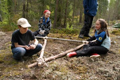 Mesikämmen 2/2008 13 Tapiirin riihitys Eräsudet osallistuivat tänäkin vuonna Tapiiriin yhteiseen riihitykseen 16-18.5.2008. Eräsusista oli riihittämässä yksi vartio, ja järjestimme kaksi rastia.