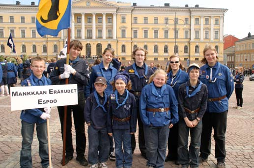 Mesikämmen 2/2008 Partioparaatissa saatiin nauttia keväästä Eräsusista partioparaatiin Helsinkiin edustamaan Mankkaan Eräsusia lähti pieni, mutta kovaääninen kymmenen hengen porukka.