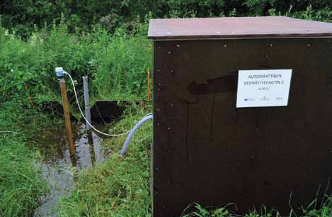 KUVA 7. Automaattinen vesinäytteenottojärjestelmä. Koelohkoilta valuva vesi valuu keruuojien kautta mittauskuoppiin, jossa pintakytkimet havaitsevat veden ja vesinäytteenottimet ottavat vesinäytteen.