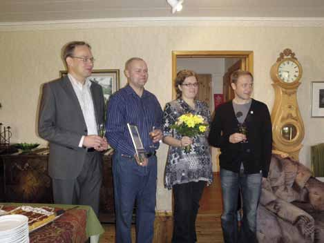 Kuva 5. Koivurinteen tilan isäntäpari Toni ja Mari Haapakoski (keskellä) palkittiin Suomen ympäristöystävällisimpänä maatilana.