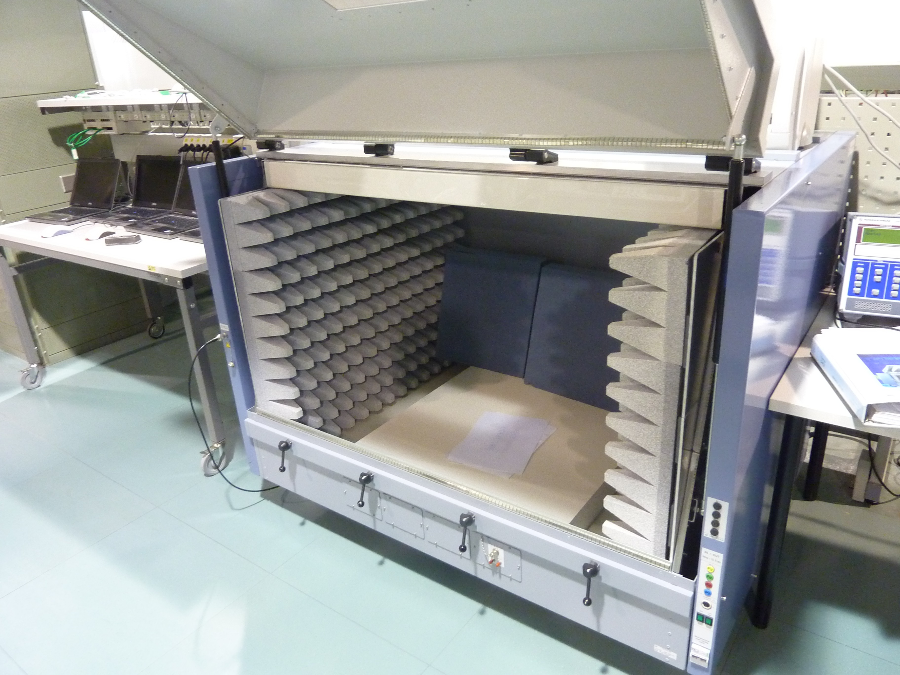 19 Kuvio 2. Rohde & Schwarz S-line 1000 kammio. Rohde & Schwarz S-line 1000 kammiolla suoritetaan standardin mukaisia emissiomittauksia laitteistolle.