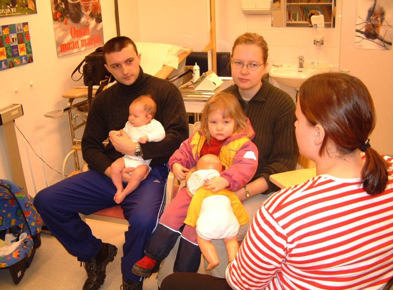 Sisältö I Johdanto II Vanhempien ja koko perheen hyvinvoinnin merkitys lapsen hyvinvoinnille - tutkimusnäyttöä III Mitä tiedämme vanhempienn ja perheen hyvinvoinnista?