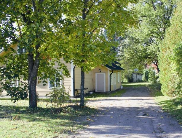 Kartanon eteläjulkisivu (nro 24). Vasemmalla entinen viljamakasiini, nyt kahvila-ravintolana. Työnjohtajan asunto (nro 22). Oikealla päärakennus pohjoispuolelta katsottuna.