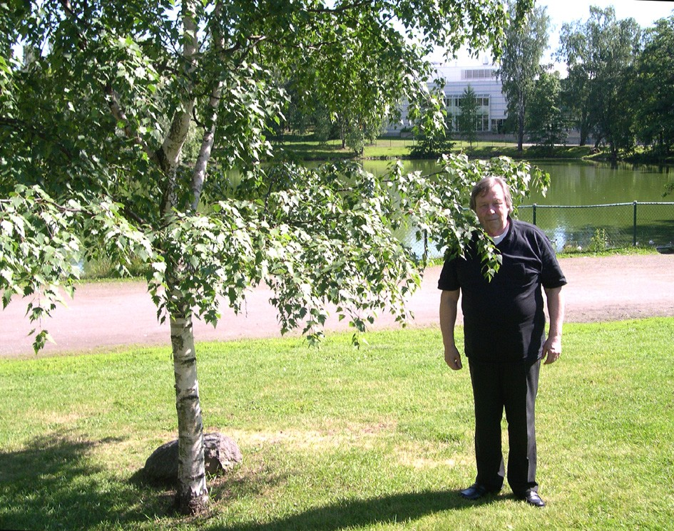 Kirjalahja 12 Antaǔen sai huomattavan kirjalahjoituksen syksyllä 2007, Jonka välitti Jorma Ahomäki. Yrjö Väisälän iäkäs tytär lahjoitti 42 arvokasta kirjaa.