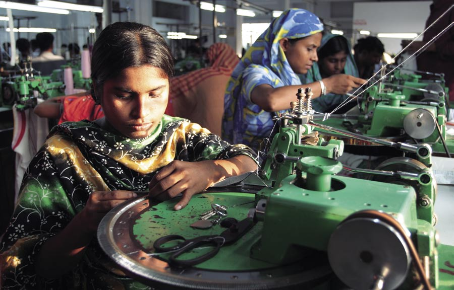 A v o i m e e n k a n s a i n v ä l i s e e n k a u p p a j ä r j e s t e l m ä ä n Naisia työssä bangladeshilaisessa tekstiilitehtaassa. Kuva: Rauli Virtanen.
