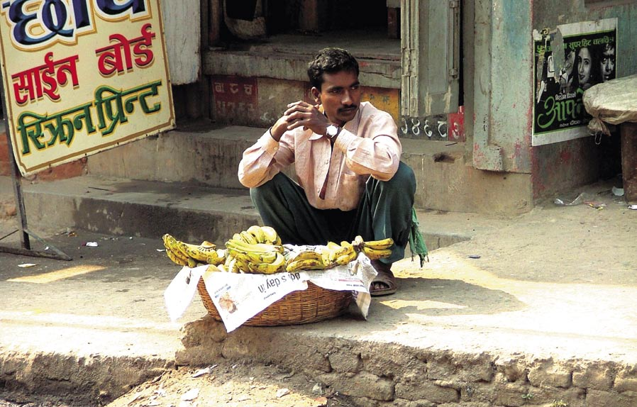 K e h i t y s y h t e i s t y ö l l ä t u l o k s i i n Banaanikauppaa Nepalin pääkaupungin Katmandun kadulla. Kuva: Matti Nummelin.