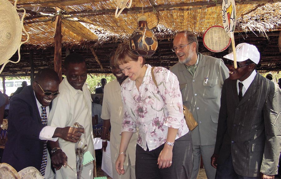 K e h i t y s p o l i t i i k k a v a i k u t t a a y h t e i s t y ö m a i s s a Ministeri Paula Lehtomäki tutustui paikallisiin tuotteisiin vieraillessaan Mtwarassa, Tansaniassa syyskuussa 2004.