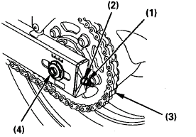 Takapyörän irrotus 1.Aseta moottorin alle tuki siten, että takapyörä on irti maasta. 2.Löysää toisioketjun säätimen lukkomuttereita (1) ja säätöpultteja (2). 3.Irroita taka-akselin mutteri. 4.