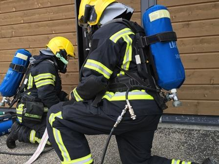 Suojaparin suojautuminen Jos suojapari työskentelee välittömän vaaran alueella, niin suojaparin on kyettävä suoriutumaan varsinaisesta tehtävästään.