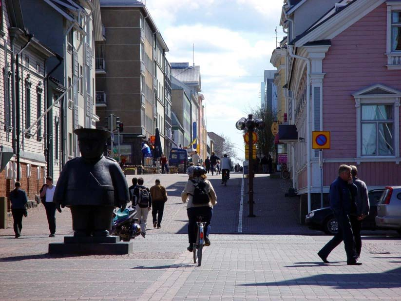 14 5. MAANKÄYTÖN JA LIIKENTEEN TOIMENPITEET 17.Oulun keskustan kehittäminen Keskustan ulkoasua ja viihtyisyyttä kehitetään kolmena laajana kokonaisuutena: Torinranta, Raksila ja ydinkeskusta.