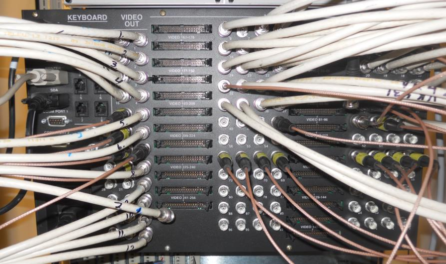 KUVA 17. VKU 3:n videokeskuksen takapaneeli Bosch LTC 8821/00 Video Input Module Videokeskukseen tarvitaan kaksi LTC 8821 korttia, joilla saadaan yhteensä 64 kameratuloa videokeskukseen.