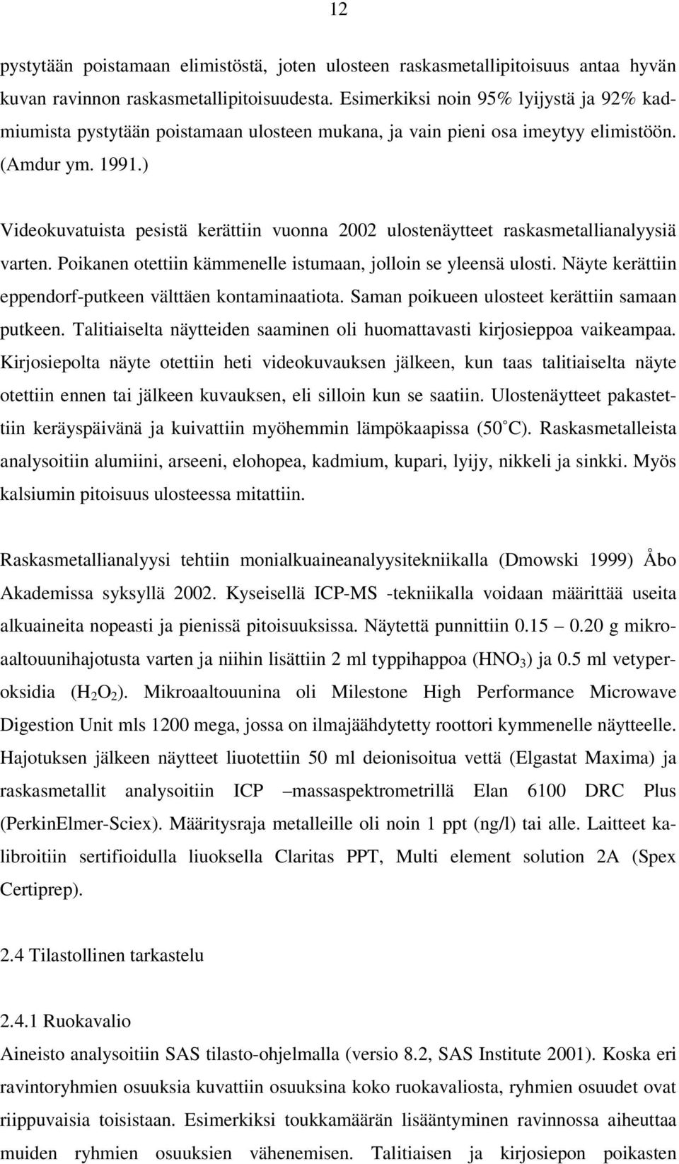 ) Videokuvatuista pesistä kerättiin vuonna 2002 ulostenäytteet raskasmetallianalyysiä varten. Poikanen otettiin kämmenelle istumaan, jolloin se yleensä ulosti.