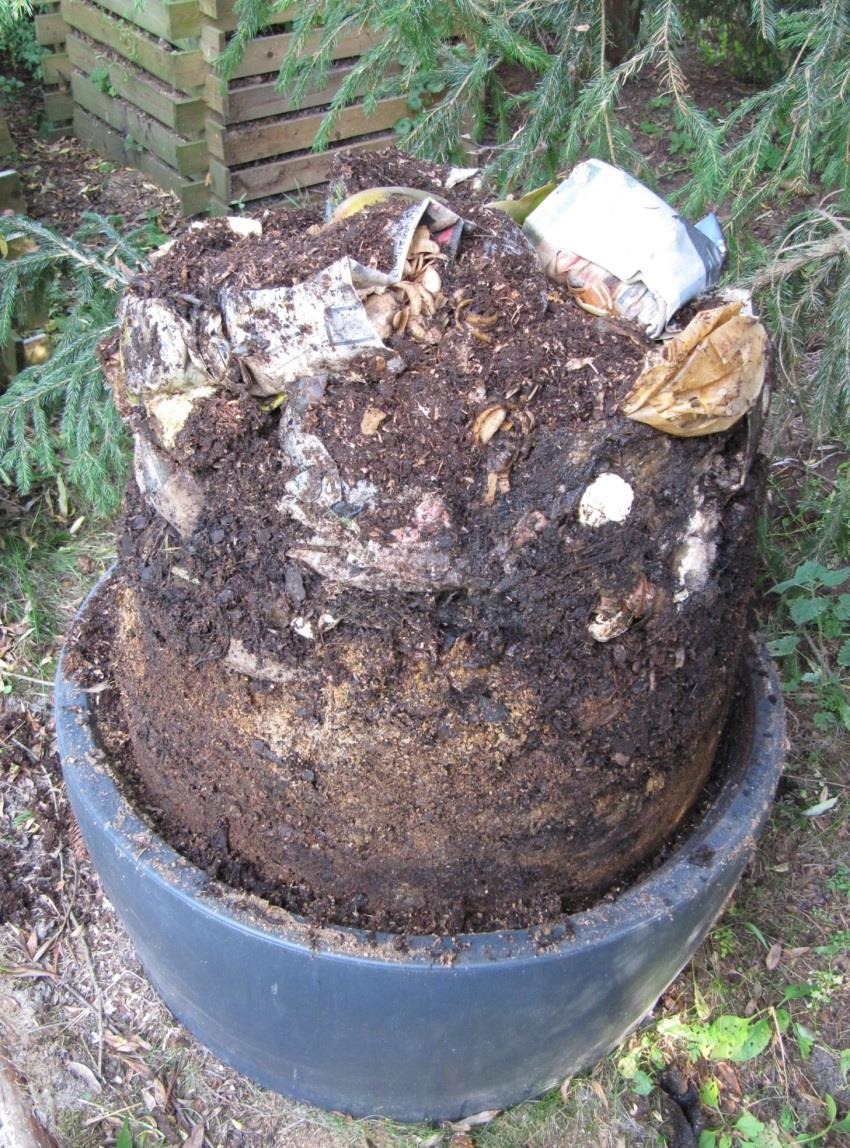 Kompostimulta valmistuu alhaalta ylöspäin Kompostin alimmat kerrokset ovat olleet kompostissa kauimmin Ylimmät osat ovat tuoreinta jätettä Siksi valmista kompostia