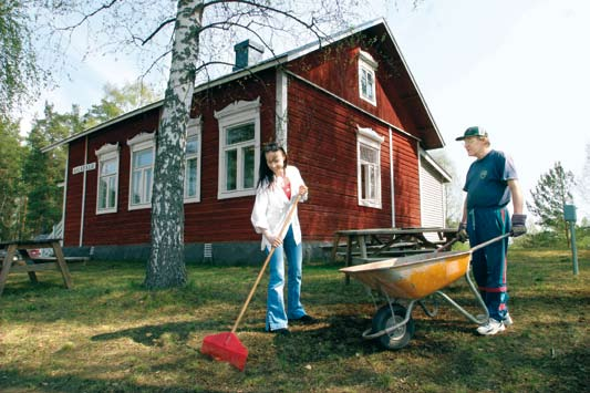 40 Ohjelman luonnos oli kommentoitavana teemaryhmän kotisivuilla osoitteessa www.maallemuutto.info. Ohjelmaa käsiteltiin YTR:n sihteeristössä 5.10. ja 20.11., ja se hyväksyttiin YTR:n kokouksessa 12.